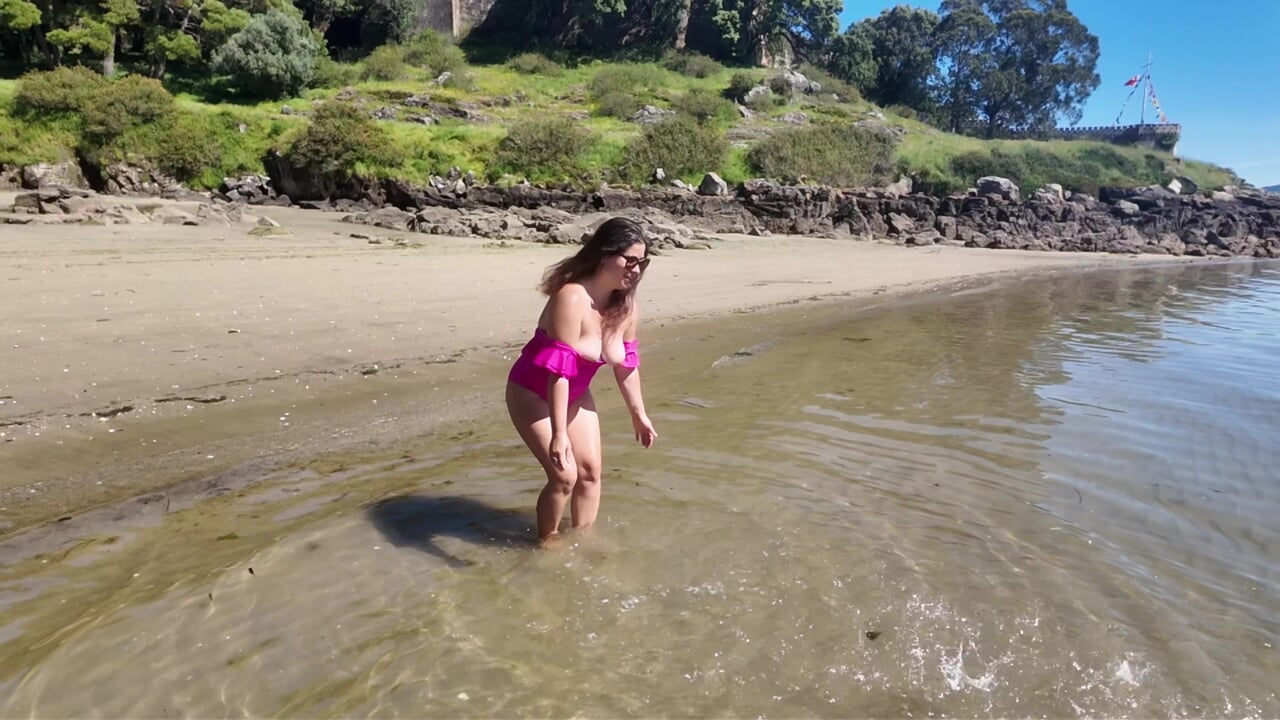 Milf’s Tits suddenly Fell Out of her Swimsuit on the Beach
